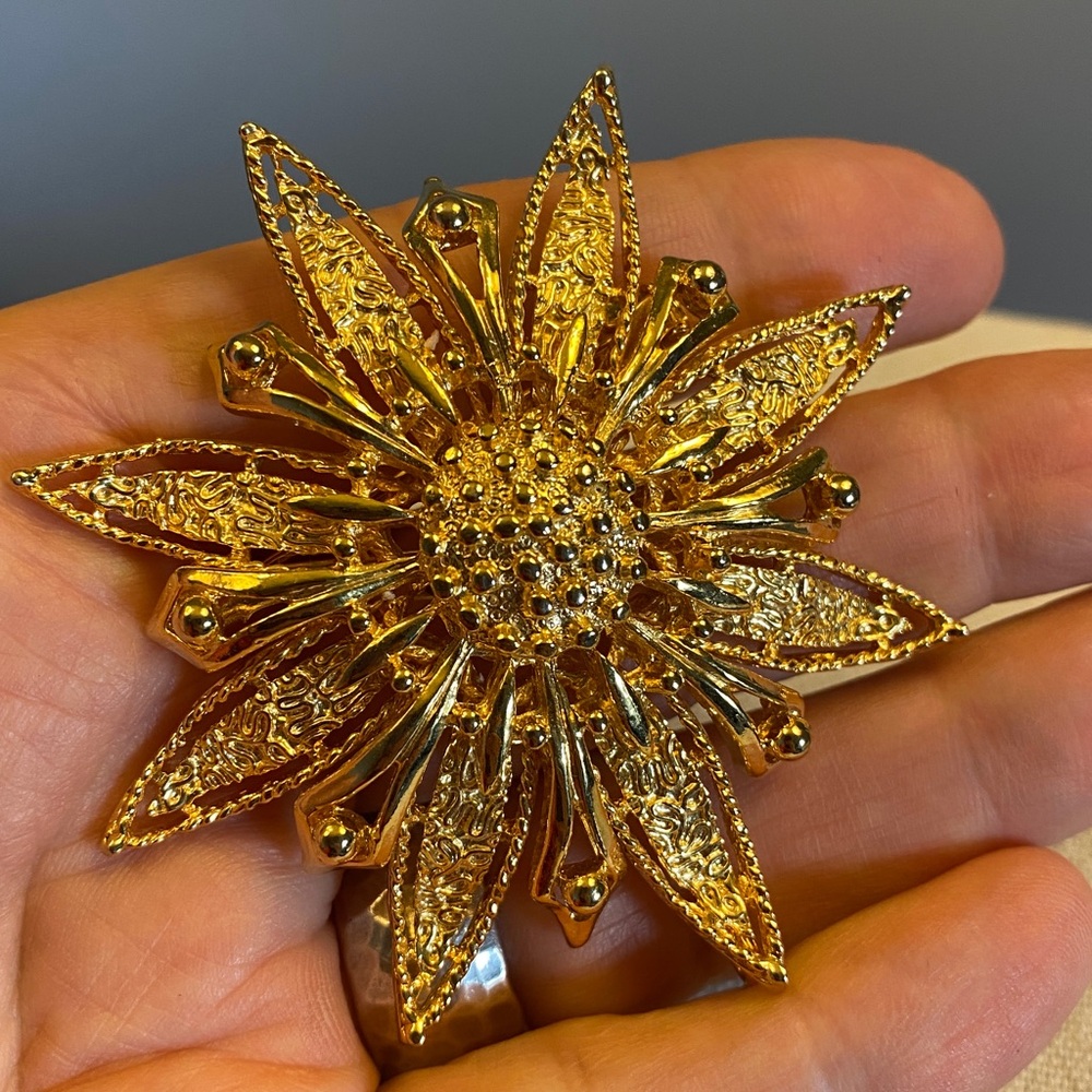Elegant Vintage Gold Floral Starburst Brooch/Pendant